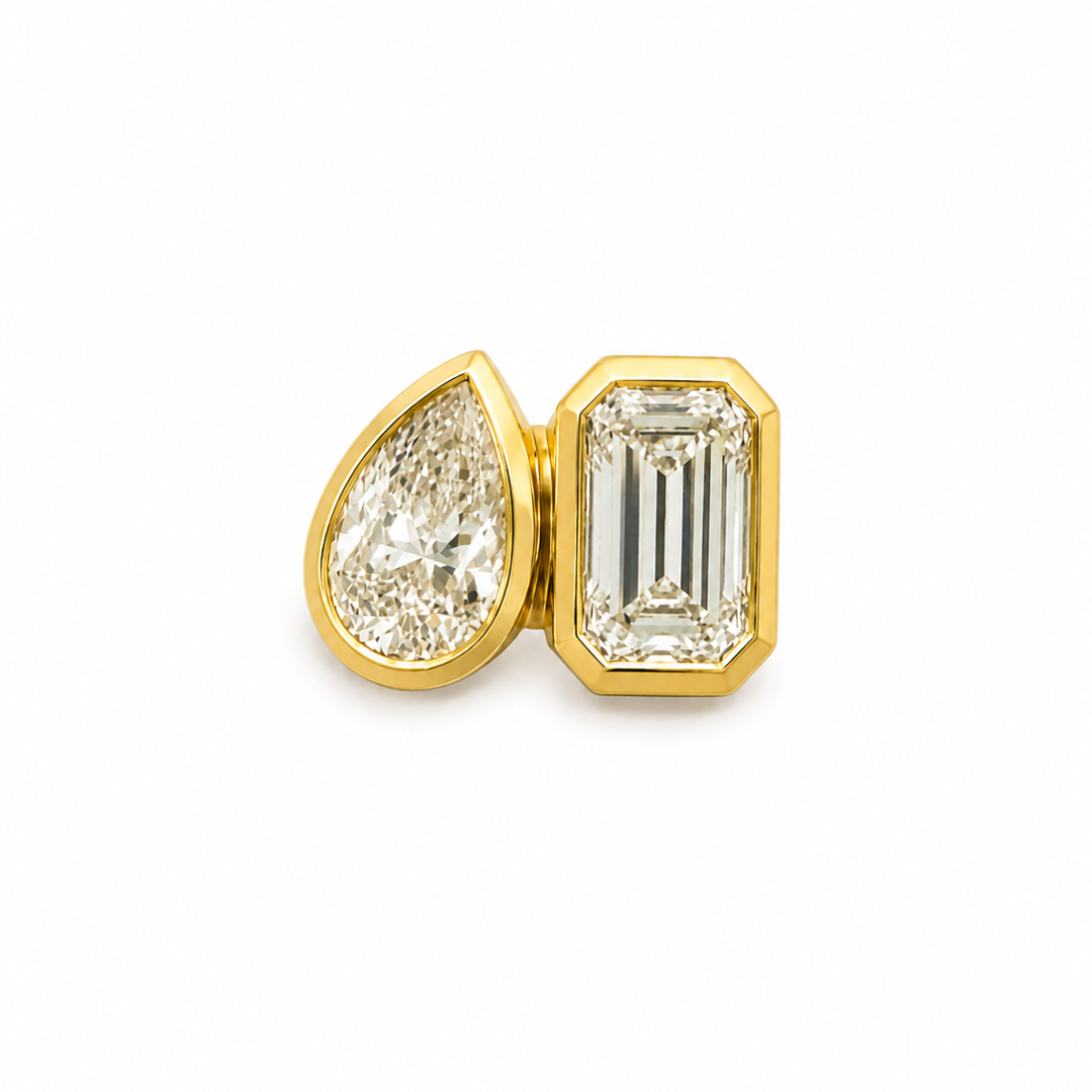 A toi et moi ring with stunning lab-grown diamonds in pear and emerald shape. Set in a 14k bezel set ring.