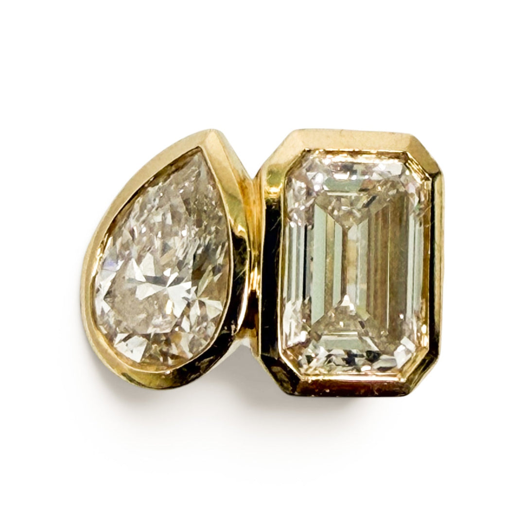 A toi et moi ring with stunning lab-grown diamonds in pear and emerald shape. Set in a 14k bezel set ring. 